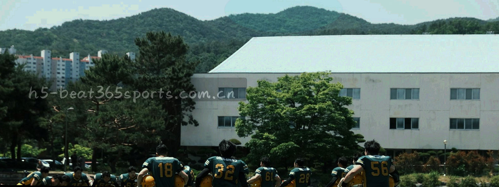 深蓝色背景上以直线与圆弧勾勒的抽象球场中线纹理